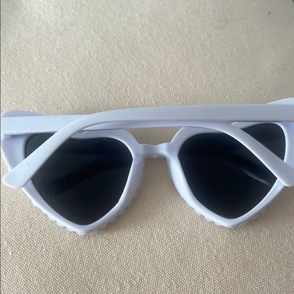 REVOLVE Bride To Be Heart Sunglasses - Picture 2 of 2